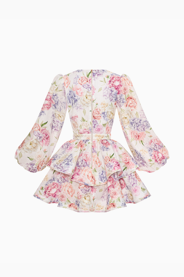 Damen Minikleid mit Blumenmuster als kompletter Look getragen