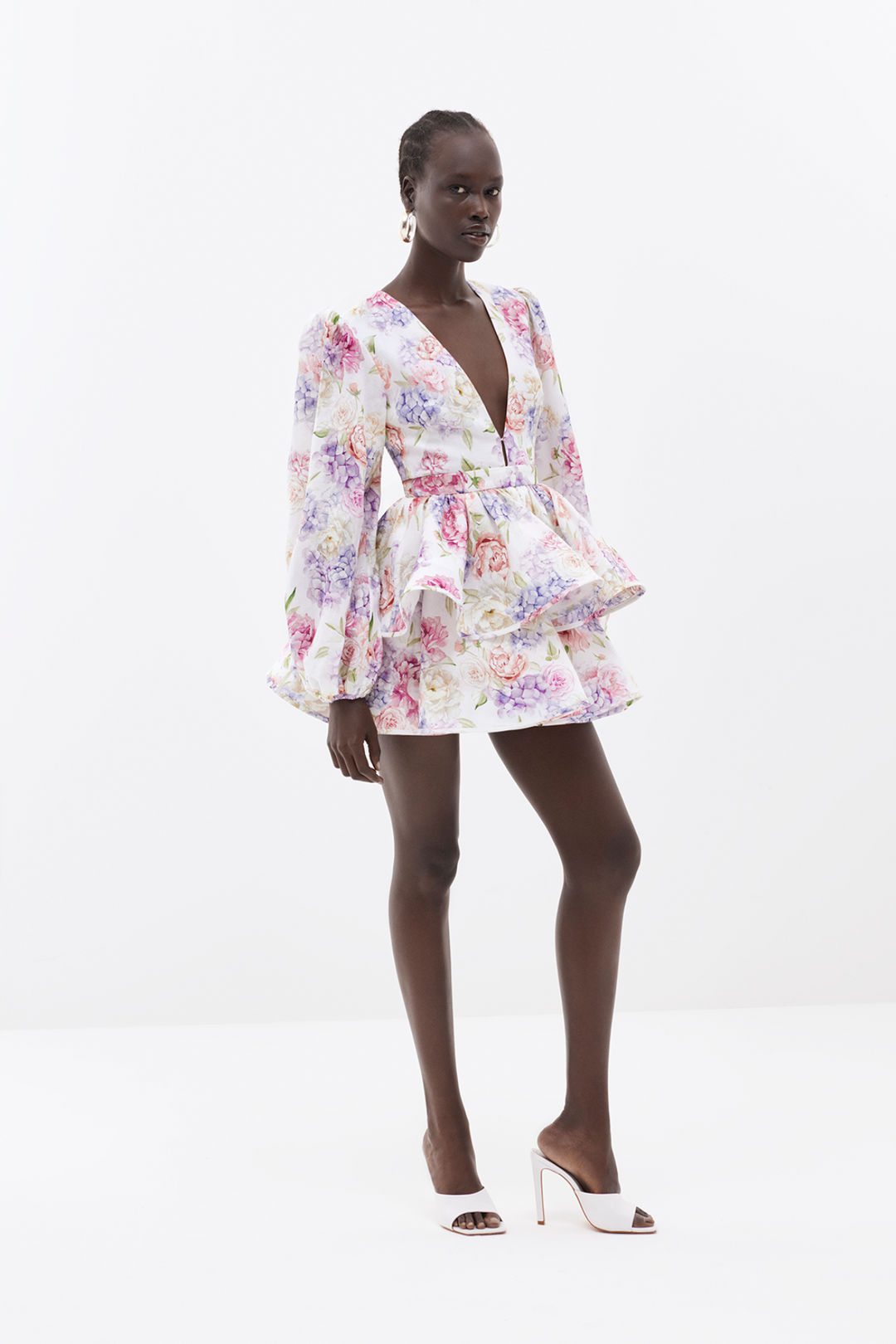 Damen Minikleid mit Blumenmuster mit Stufenrock in Nahaufnahme