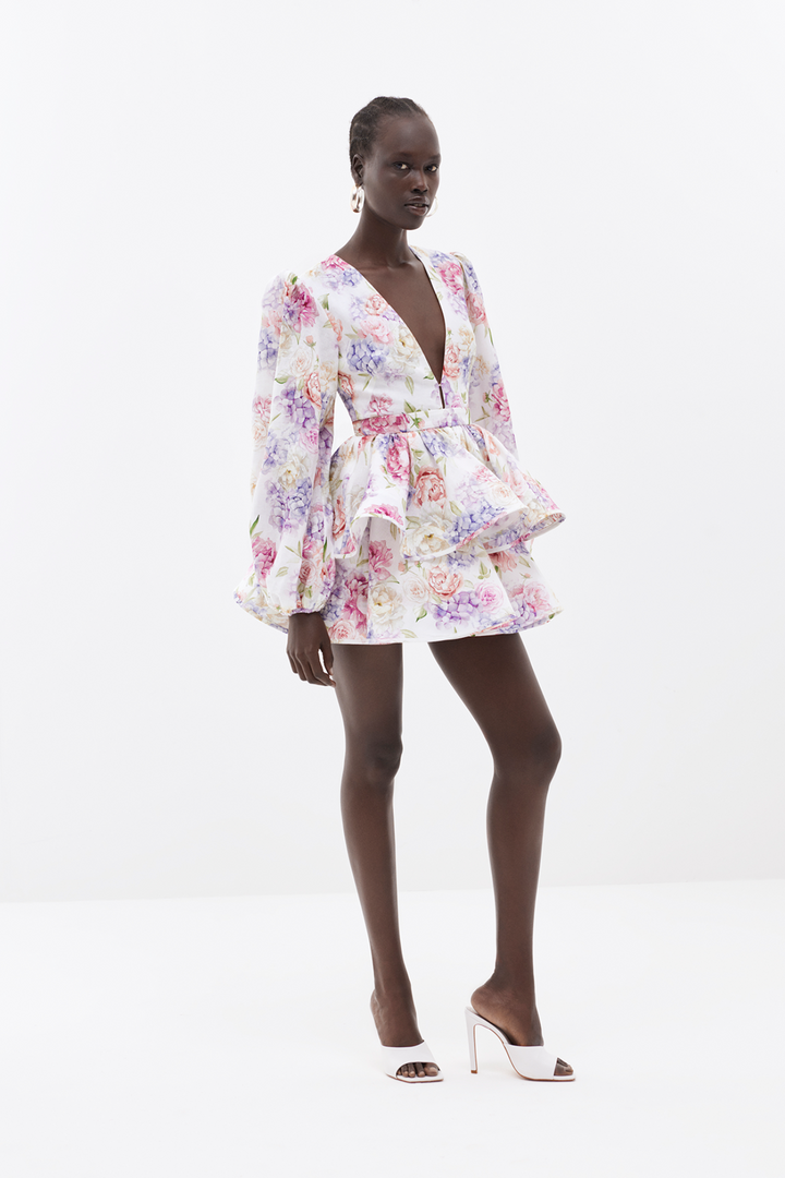 Damen Minikleid mit Blumenmuster mit Stufenrock in Nahaufnahme