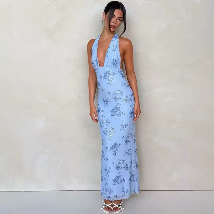 Detailansicht von Neckholder, floralem Print und V-Ausschnitt am Maxikleid