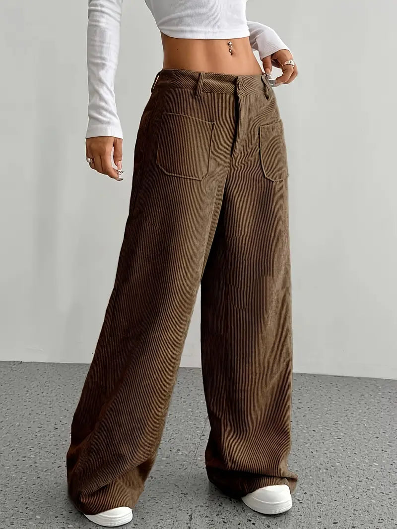 Detailansicht der weiten Damenhose mit hohem Bund und Taschen