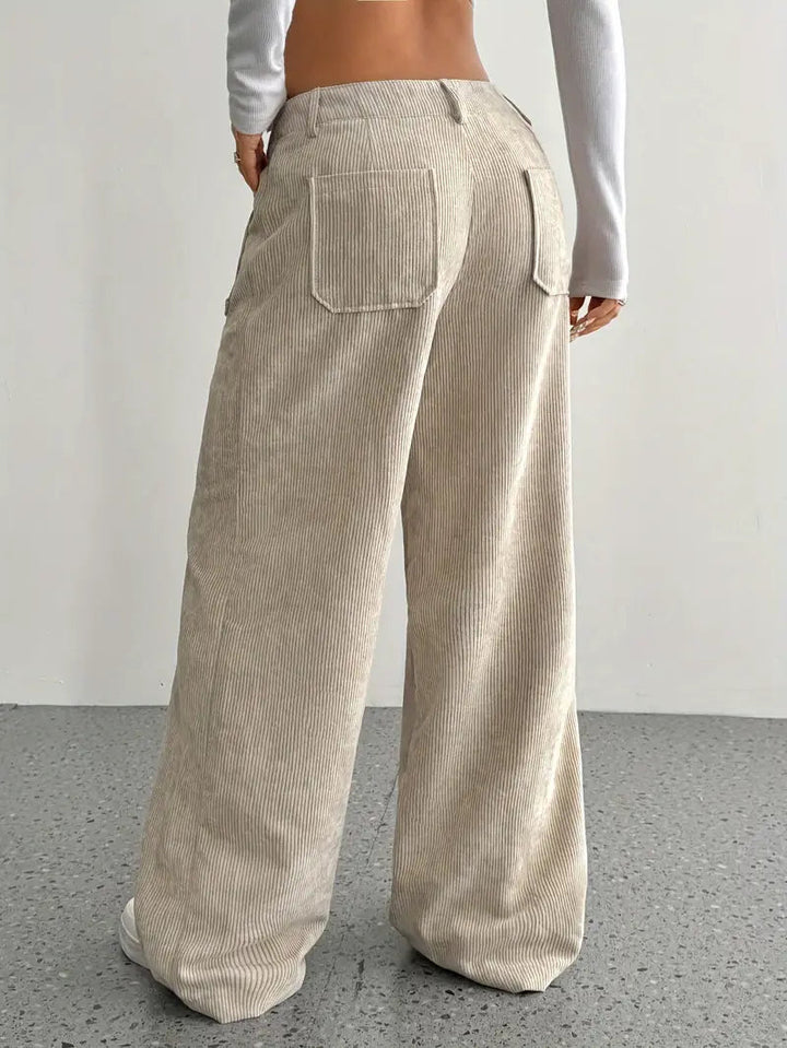 Weite Damenhose mit hoher Taille in Seitenansicht