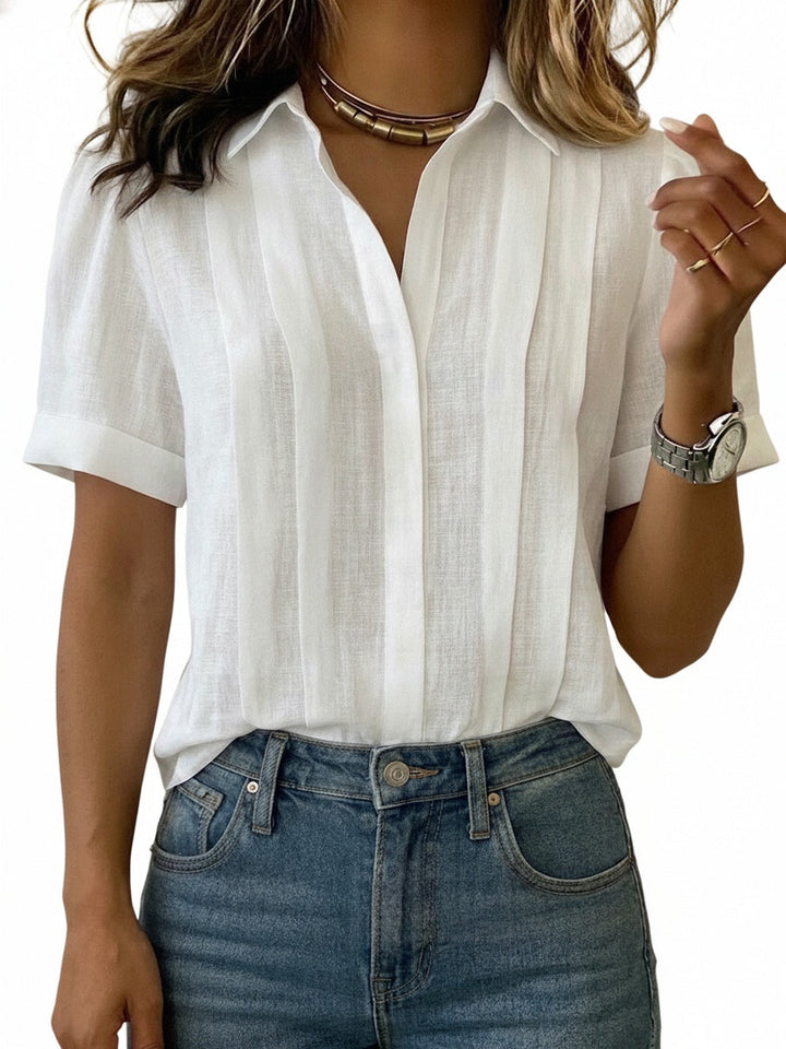 Damenbluse mit V-Ausschnitt und Plisseedetail in Frontalansicht