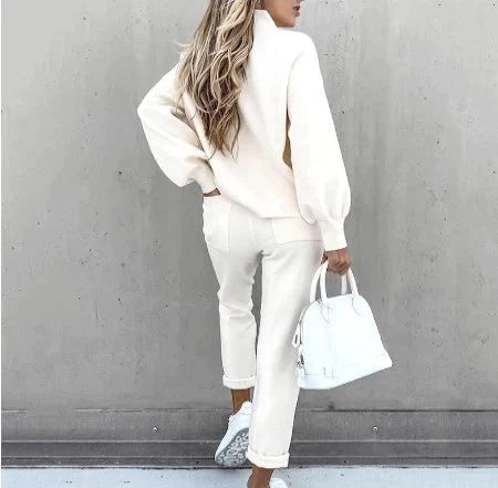 Detailansicht des Rollkragens am Damen-Loungewear-Oberteil