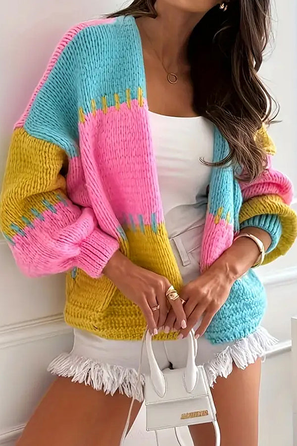 Gemütliche Freizeit-Strickjacke mit kontrastierender Nahtdetailierung