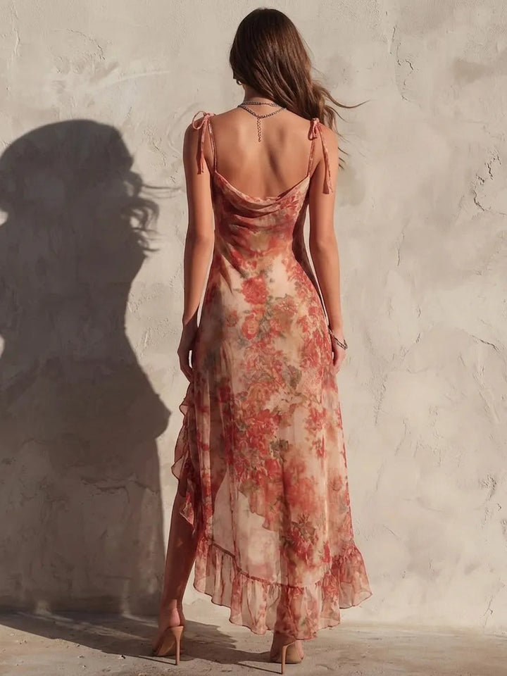 Asymmetrisches Kleid mit Blumenmuster, Volants und seitlichem Schlitz