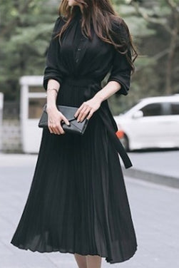 Plissiertes Chiffonkleid mit Puffärmeln