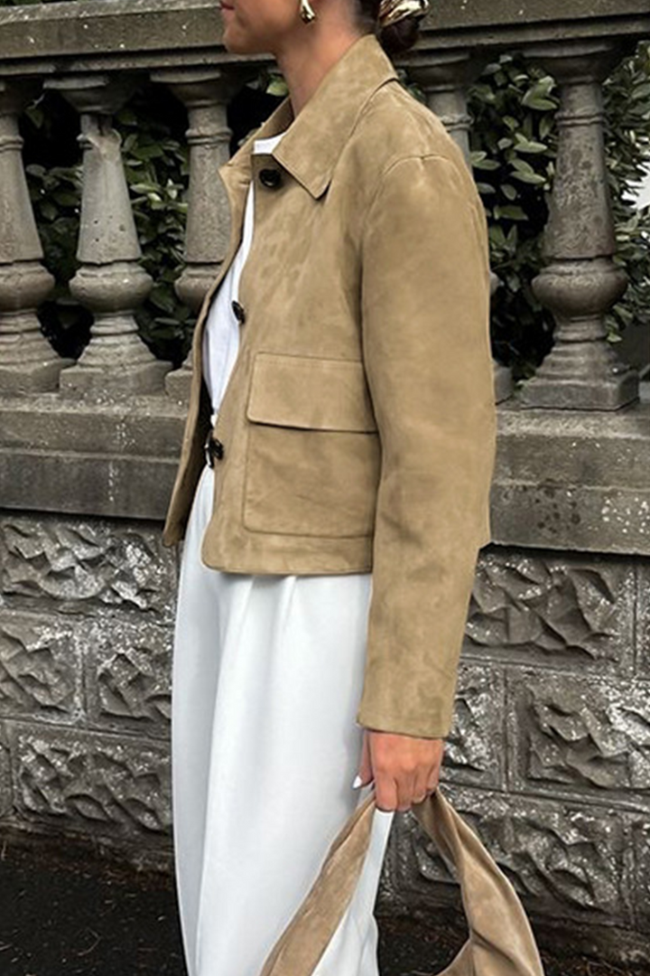 Lässige Jacke mit durchgeknöpftem Hemdkragen