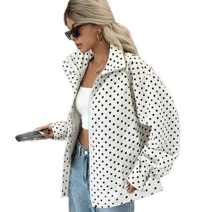 Detailaufnahme des Punkteprints der Damen-Kurzjacke