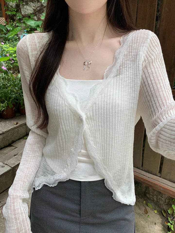 Gerippter, kurz geschnittener Strickpullover mit Spitzensaum