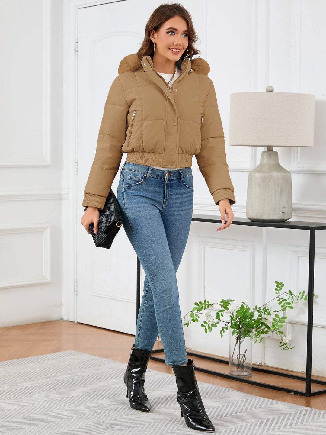 Gemütliche wattierte Winterjacke mit Fellkapuze und Taschen