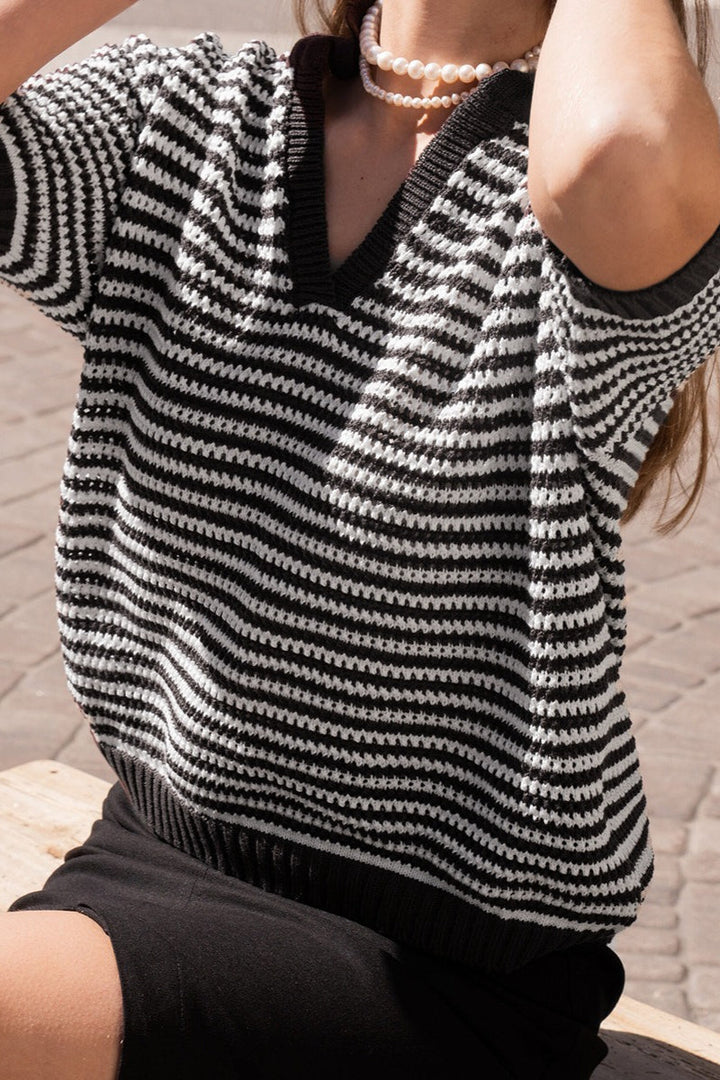Gestreifter Damen-Strickpullover von vorne gezeigt