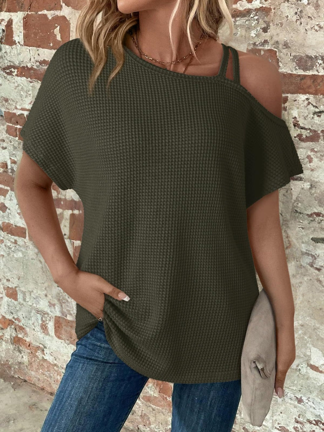 Asymmetrisches T-Shirt mit kurzem Arm und Rundhalsausschnitt