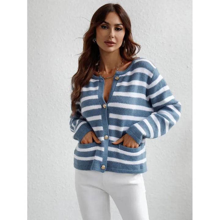 Gemütlicher grob gestrickter Pullover mit Knopfleiste und seitlichen Taschen