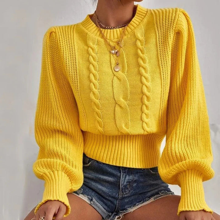 Gemütlicher Strickpullover mit stilvollem Kettendetail