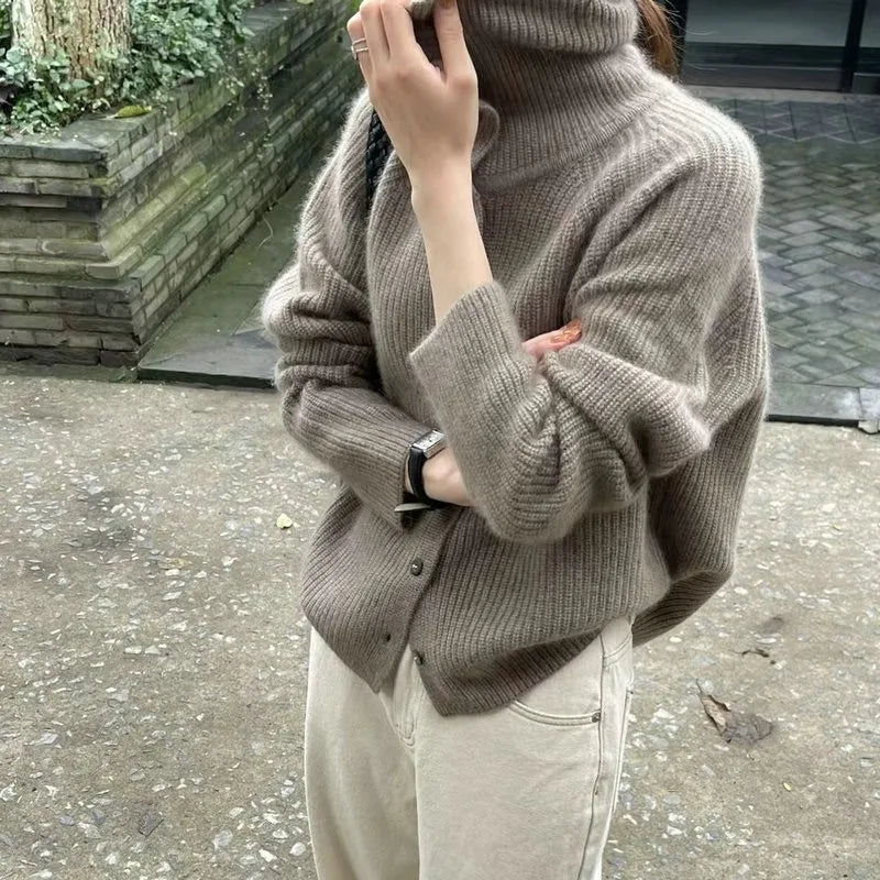 Gemütlicher Strickrollkragenpullover mit Knöpfen