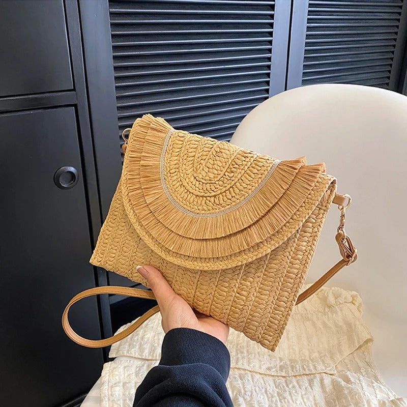 Geflochtene Clutch mit Fransenklappe