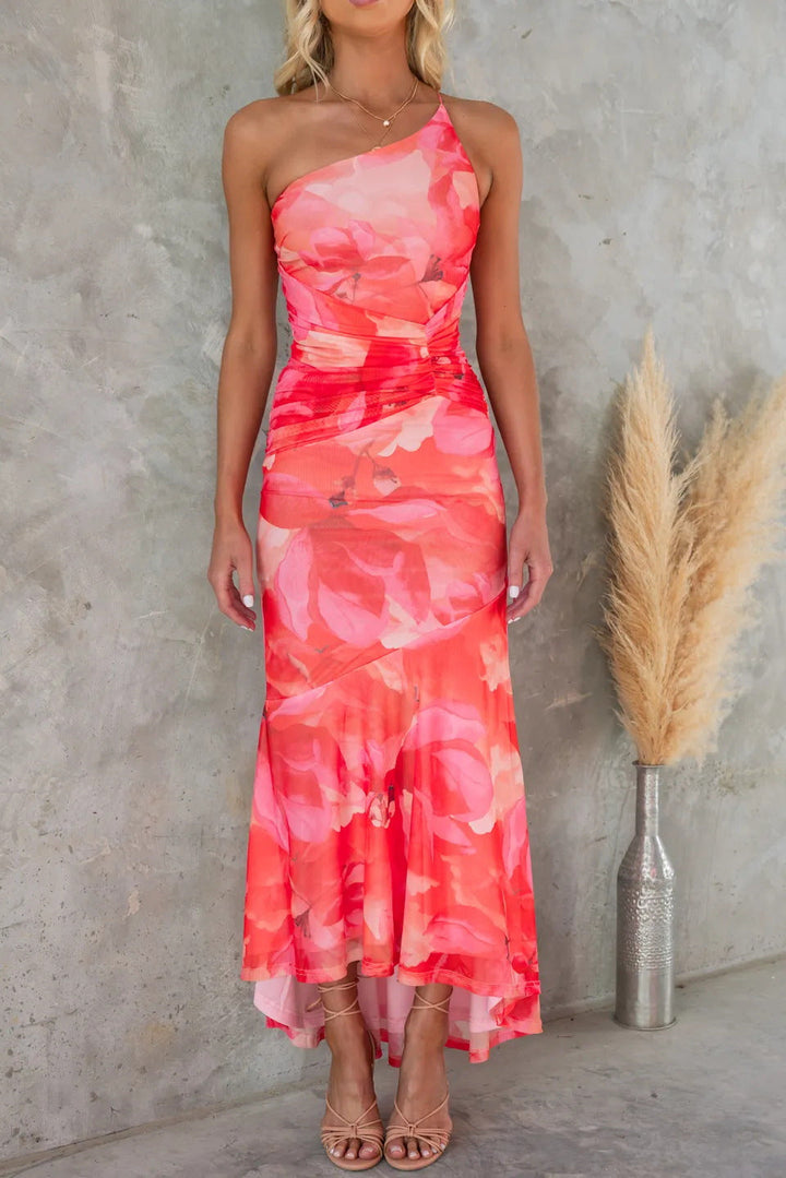 Langes Damenkleid mit asymmetrischer Schulter und floralem Muster frontal gezeigt