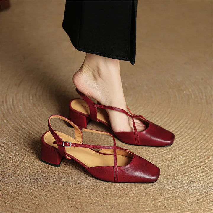 Damen Blockabsatz Pumps mit eckiger Spitze in seitlicher Ansicht