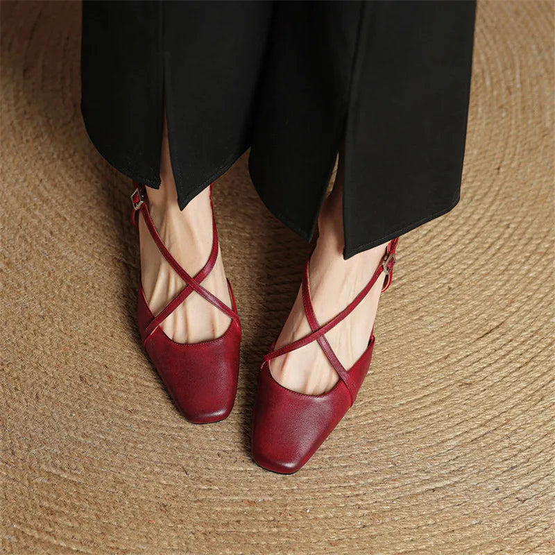 Damen Pumps mit Blockabsatz und Crisscross-Riemen von vorne