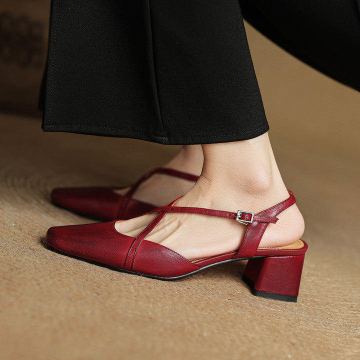 Elegante Damen Blockabsatz Pumps mit eckiger Spitze schräg gezeigt