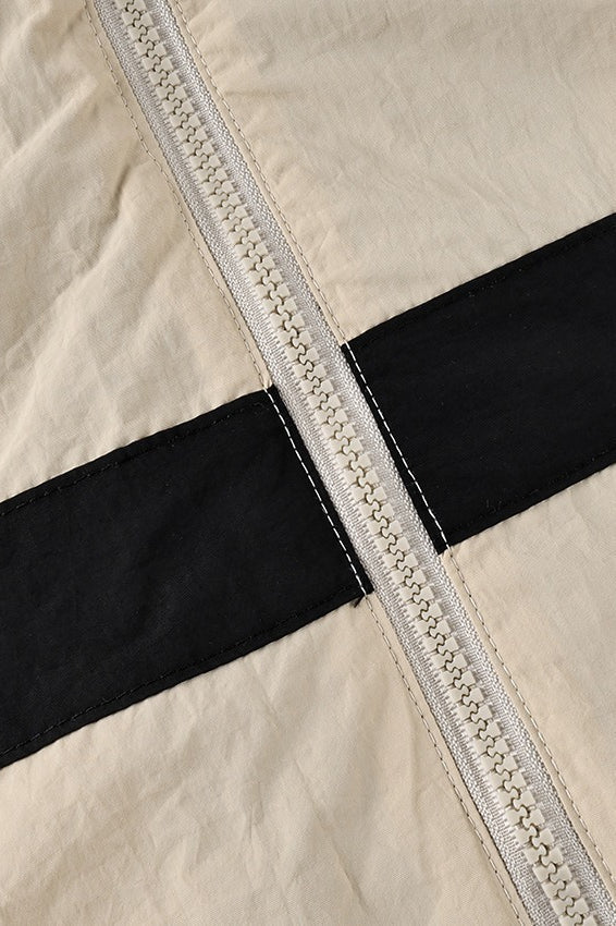 Rückansicht der Damenjacke mit Stehkragen und Farbblockoptik