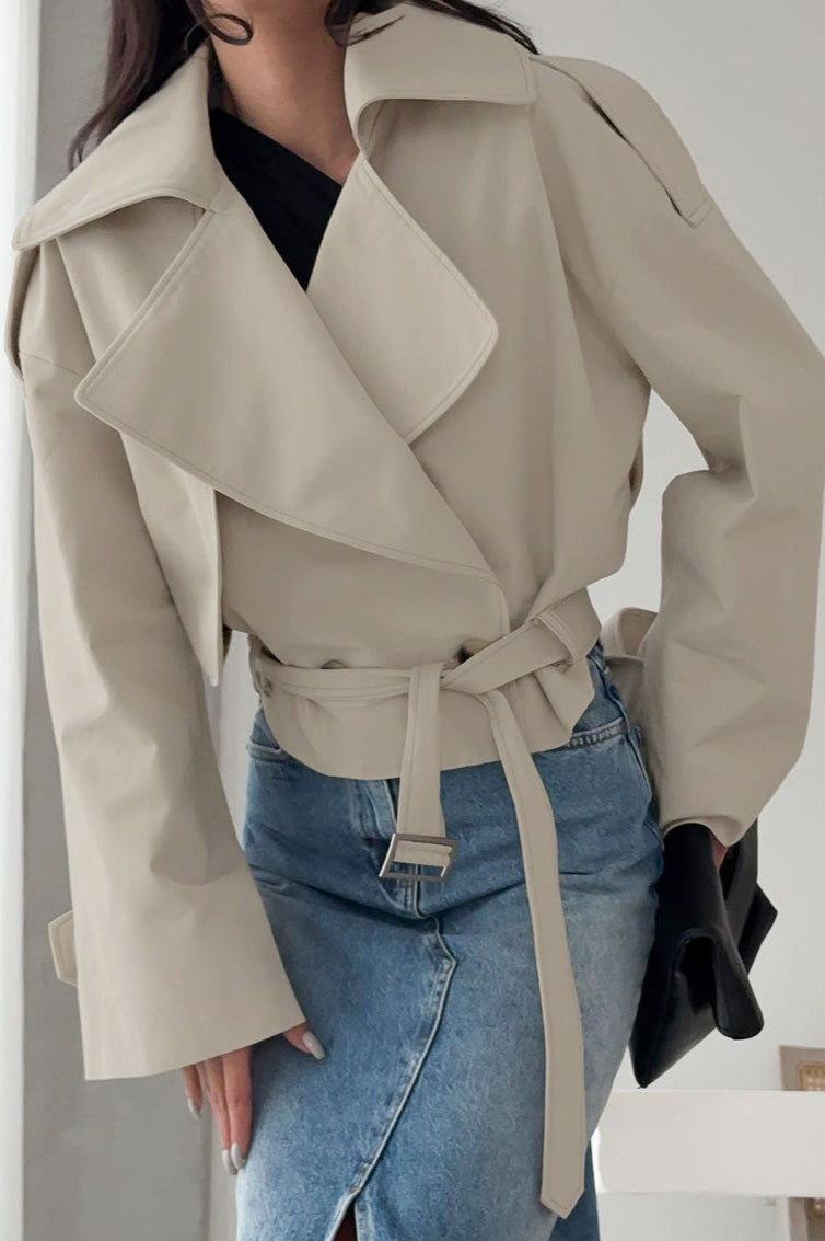 Damen Kurzjacke mit Gürtel und Reverskragen in Rückansicht