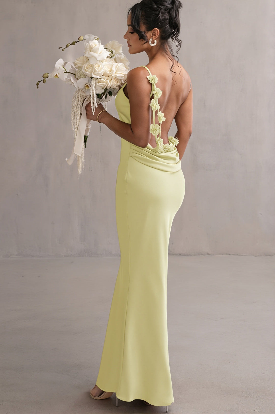 Detailansicht von Wasserfallausschnitt und Trägern am Damen Maxikleid