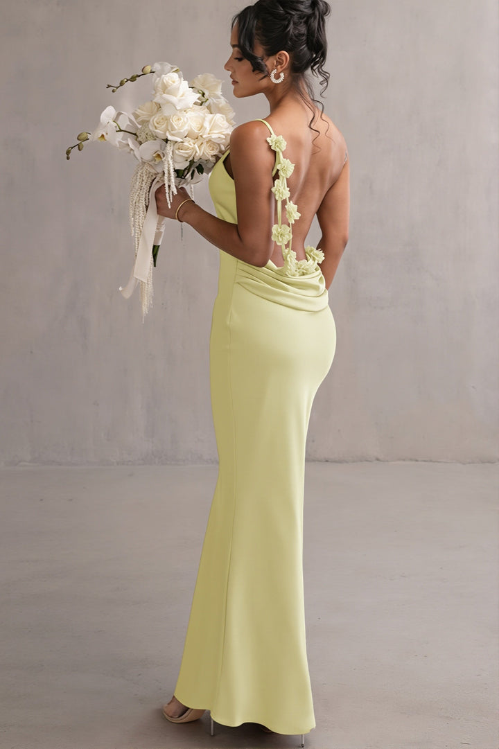 Detailansicht von Wasserfallausschnitt und Trägern am Damen Maxikleid