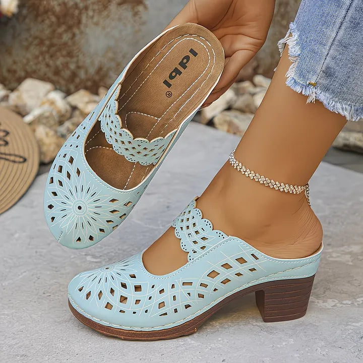 Damen Sandalen mit Cutouts und Blockabsatz von vorne