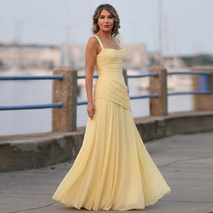 Gelbes gerafftes Drapiertes Maxikleid