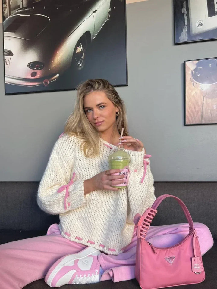 Gemütlicher Strickpullover mit Kontrastdetail