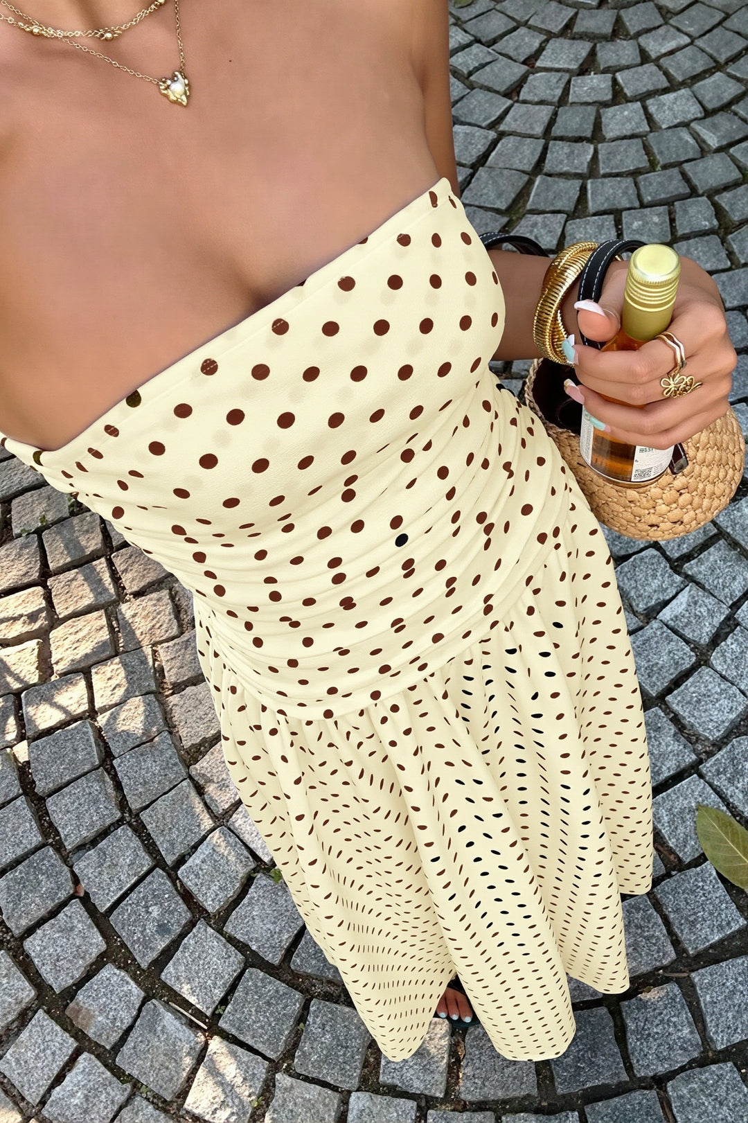 Trägerloses Maxikleid mit Punkten und Volants in schmaler Passform