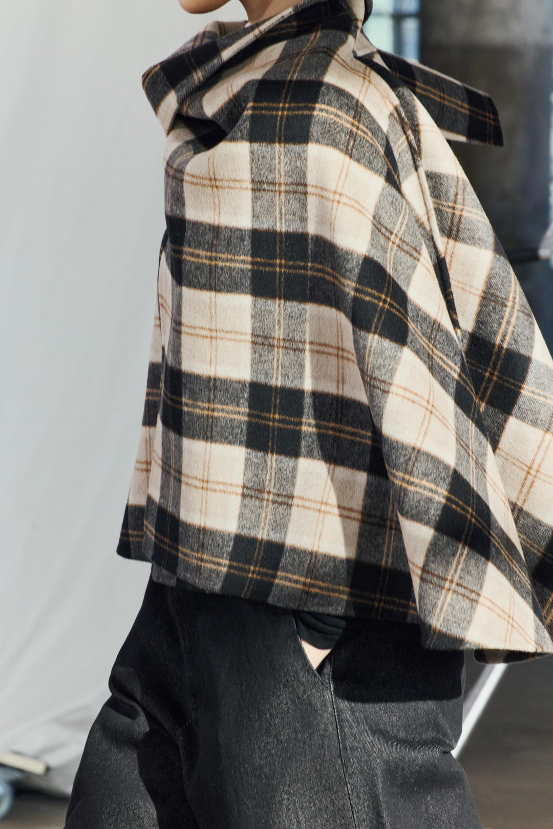 Stylish boxy coat with a checked pattern for stylish layering. 
