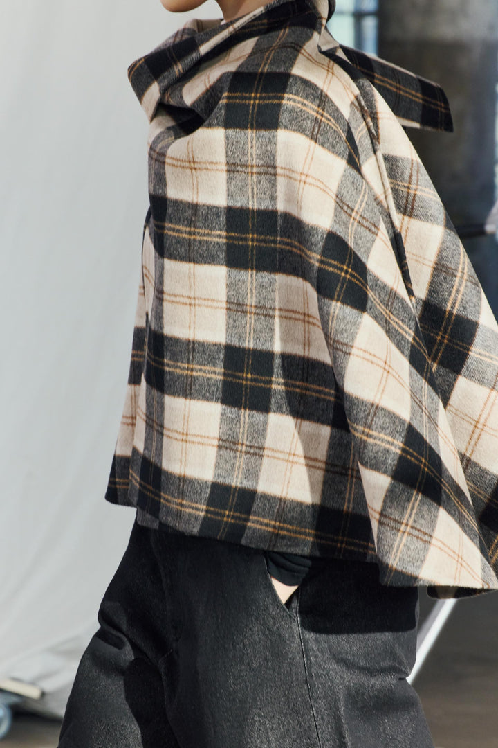 Stylish boxy coat with a checked pattern for stylish layering. 