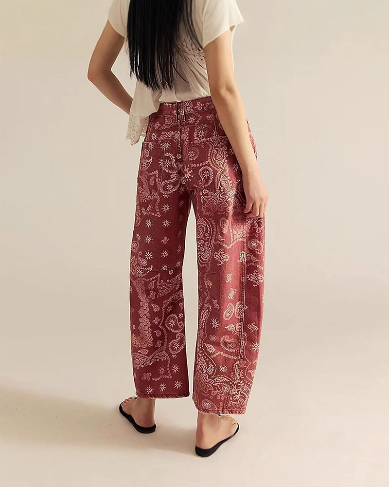 Damenjeans mit Print und mittlerer Bundhöhe aus seitlicher Ansicht
