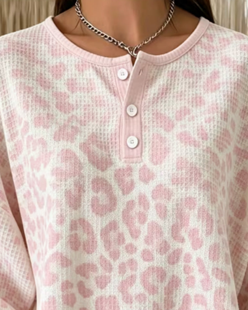 Detailansicht des Leopardenmusters auf dem Damen-Sweatshirt