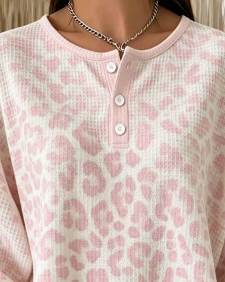 Detailansicht des Leopardenmusters auf dem Damen-Sweatshirt