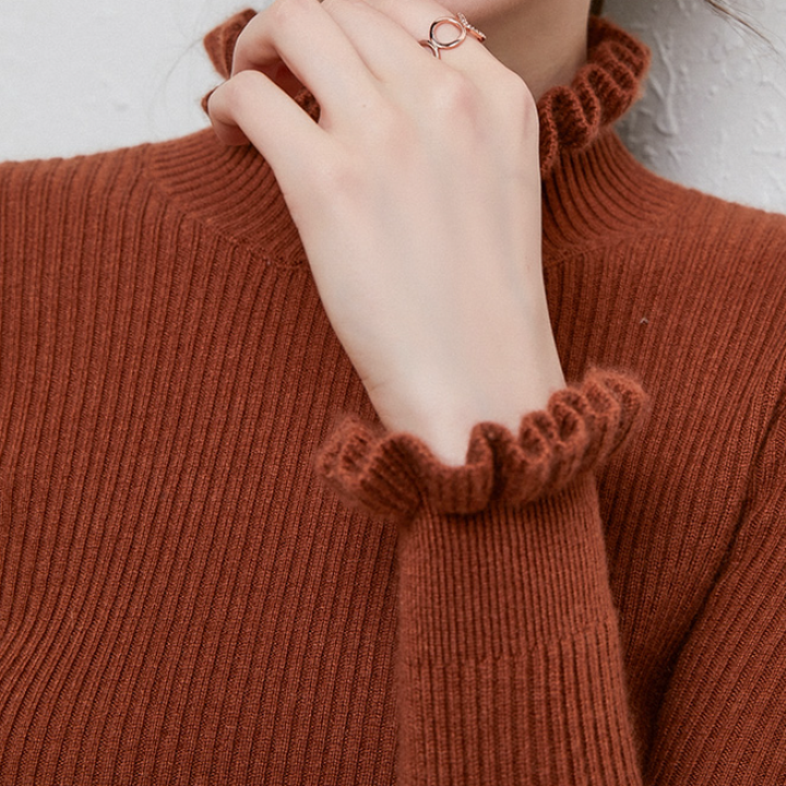 Gemütlicher Rollkragen-Strickpullover mit zarten Rüschendetails