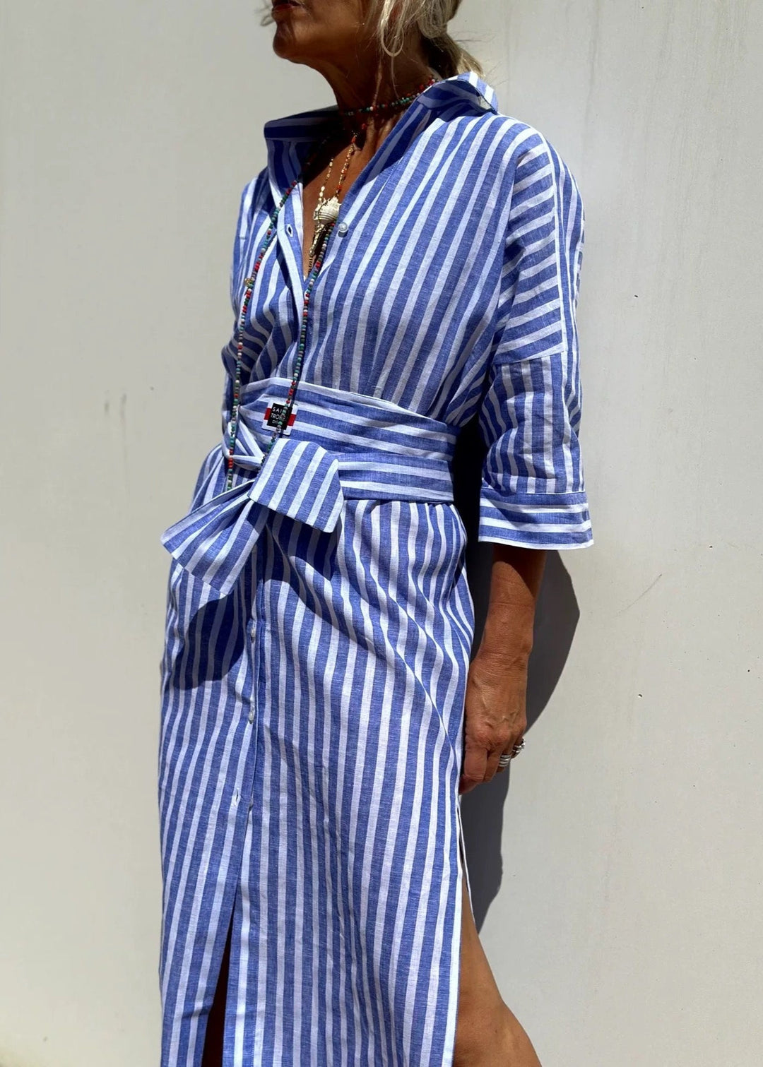 Sommerrotes gestreiftes halbärmeliges langes Hemdkleid