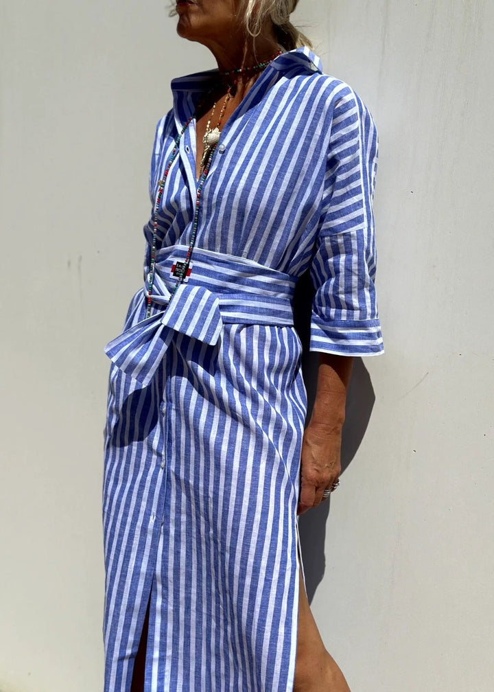 Sommerrotes gestreiftes halbärmeliges langes Hemdkleid
