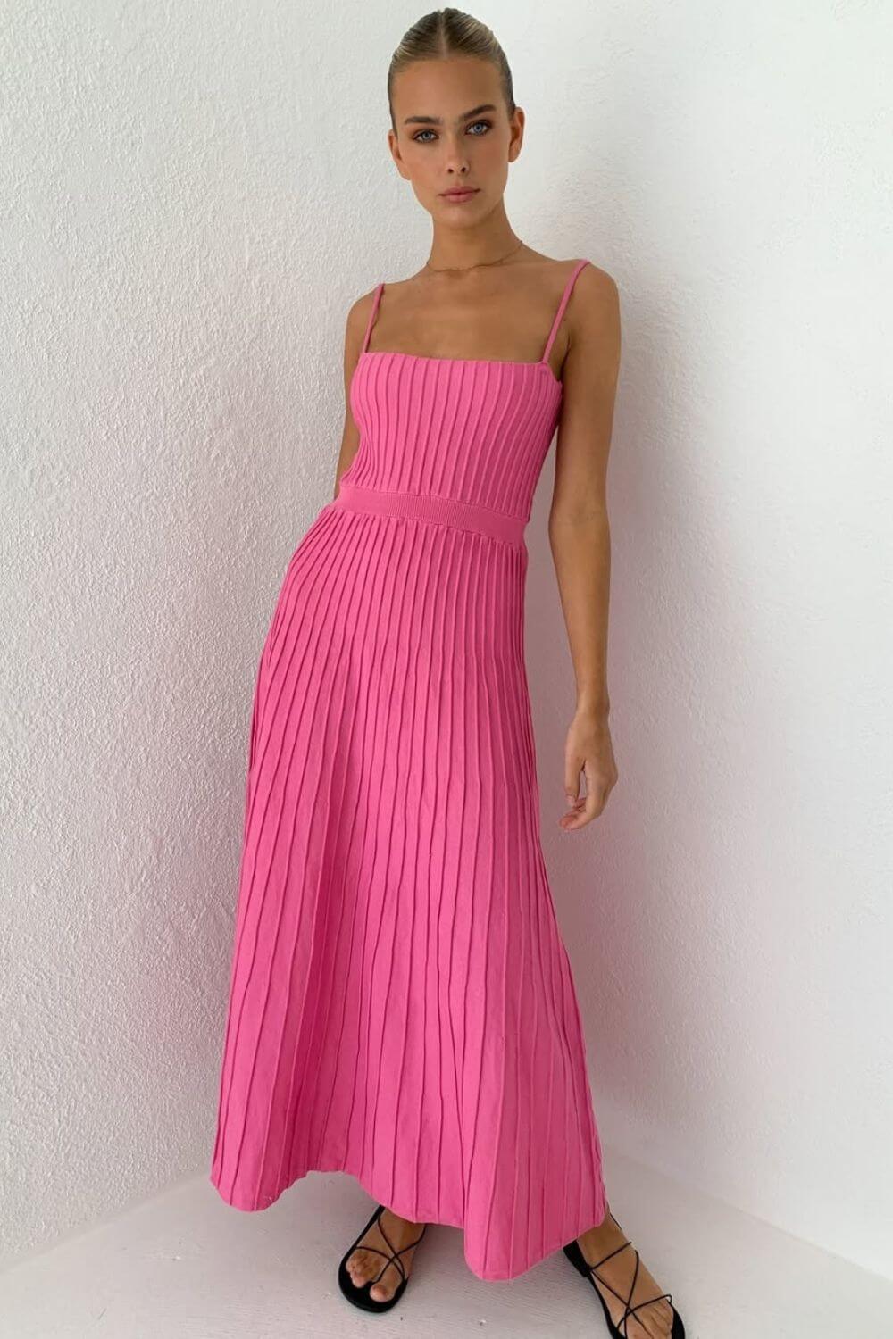 Plissiertes Midikleid mit Spitzenträgern aus Strick