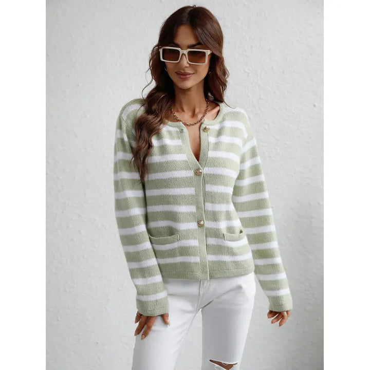 Gemütlicher grob gestrickter Pullover mit Knopfleiste und seitlichen Taschen