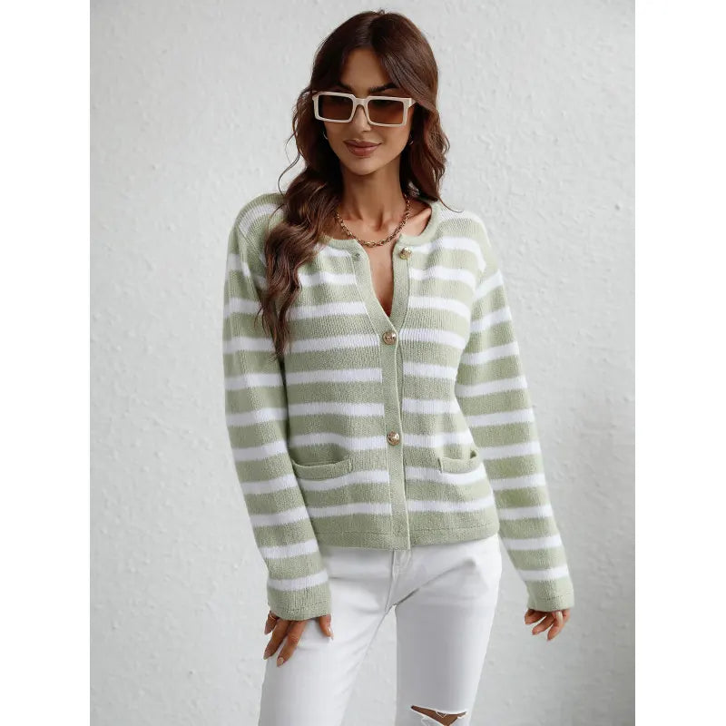 Gemütlicher grob gestrickter Pullover mit Knopfleiste und seitlichen Taschen