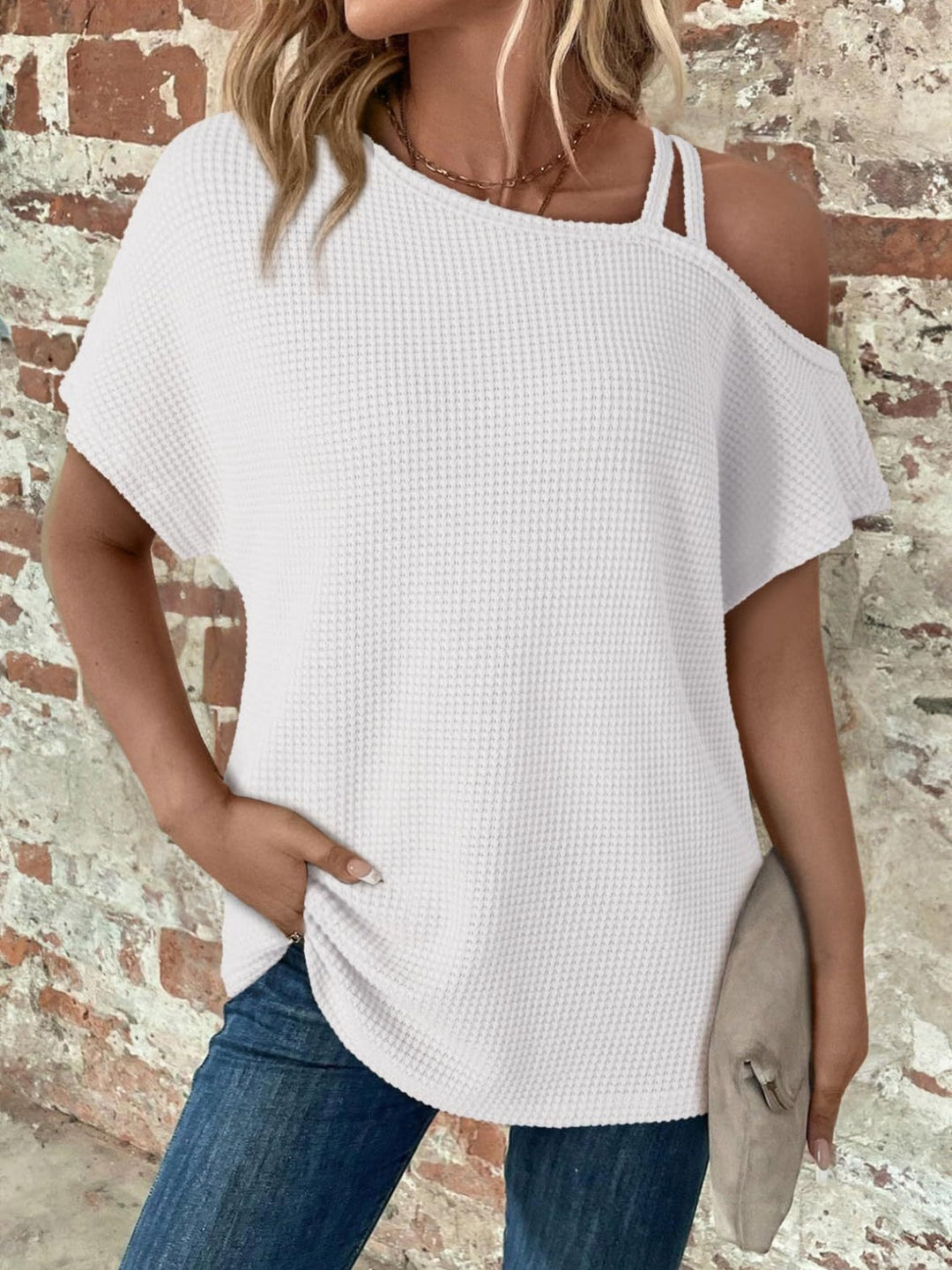 Asymmetrisches T-Shirt mit kurzem Arm und Rundhalsausschnitt