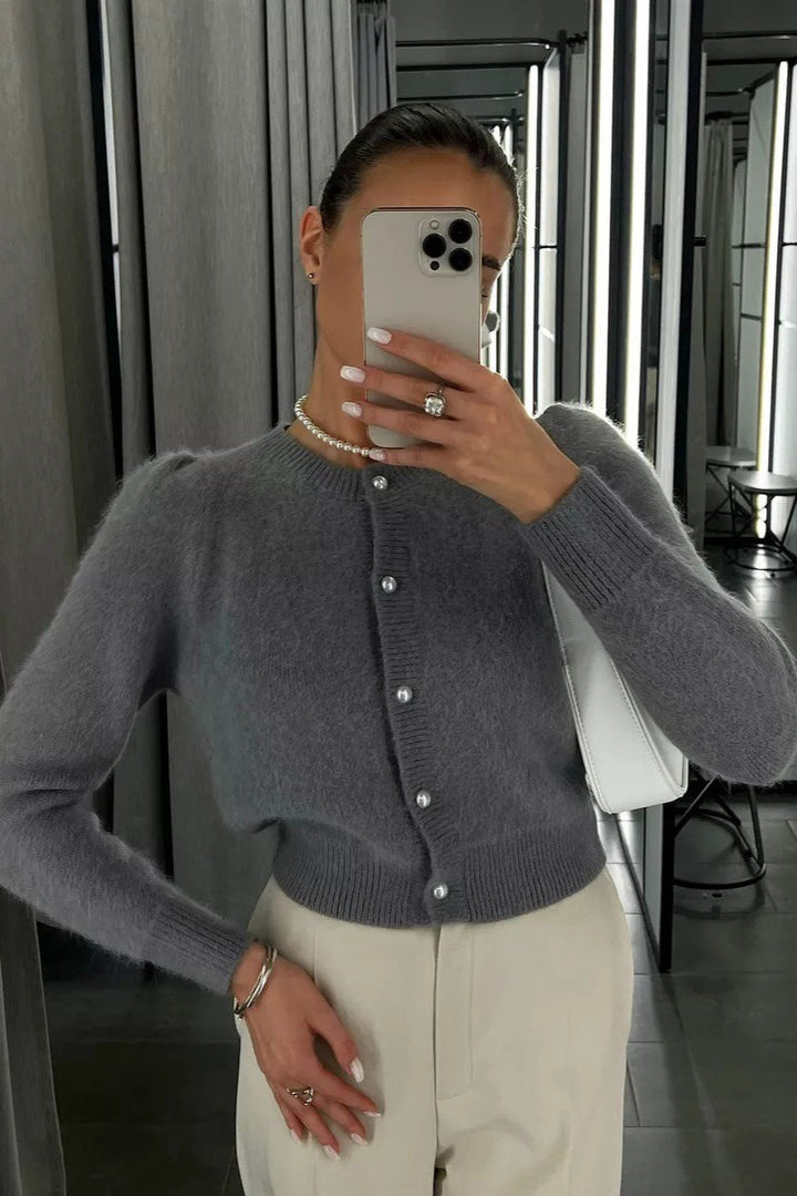 Rückansicht der Damenstrickjacke mit gleichmäßiger Strickstruktur