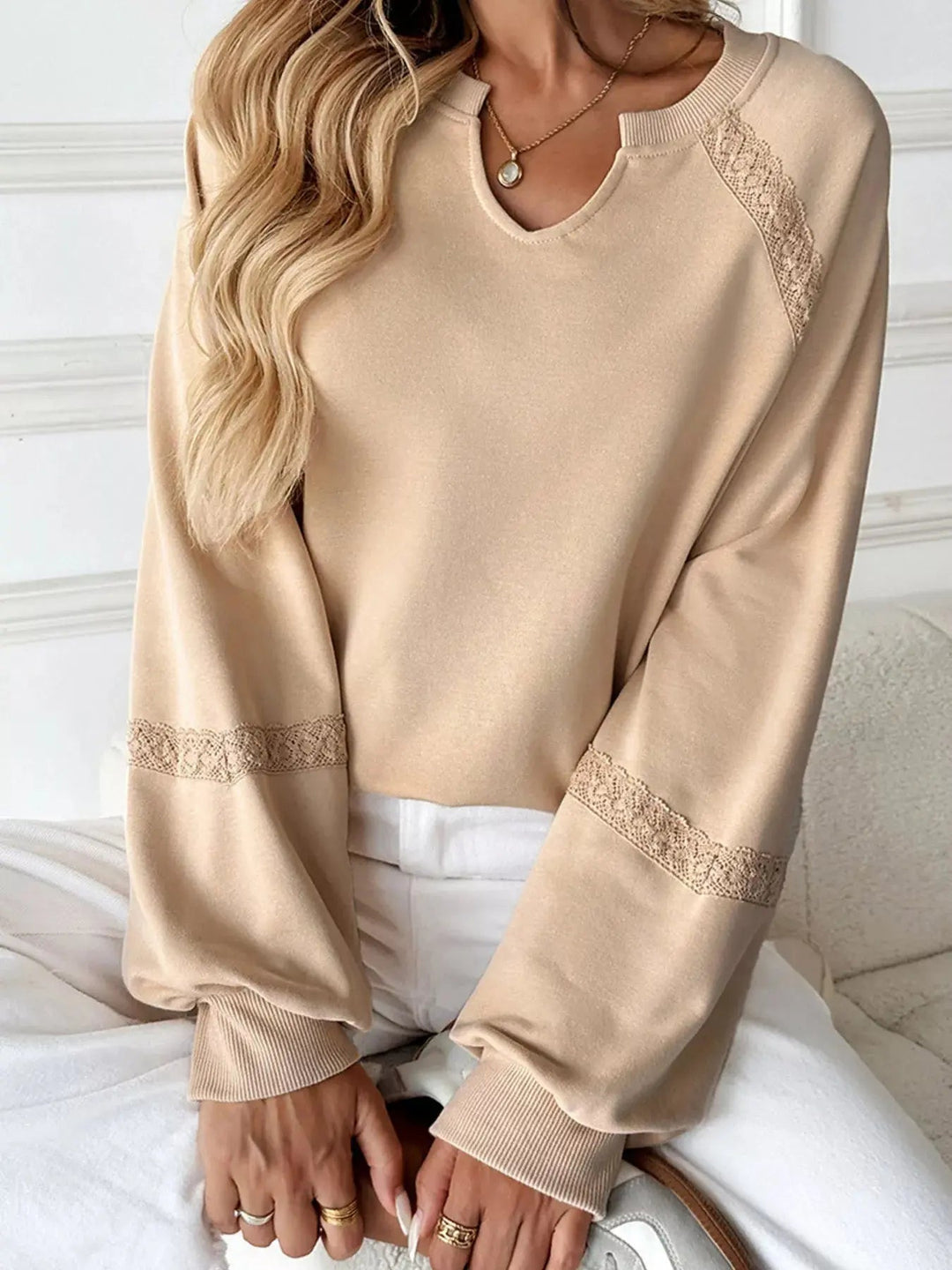 Gemütliches Sweatshirt mit Spitzenbesatz für lässig-schicke Looks