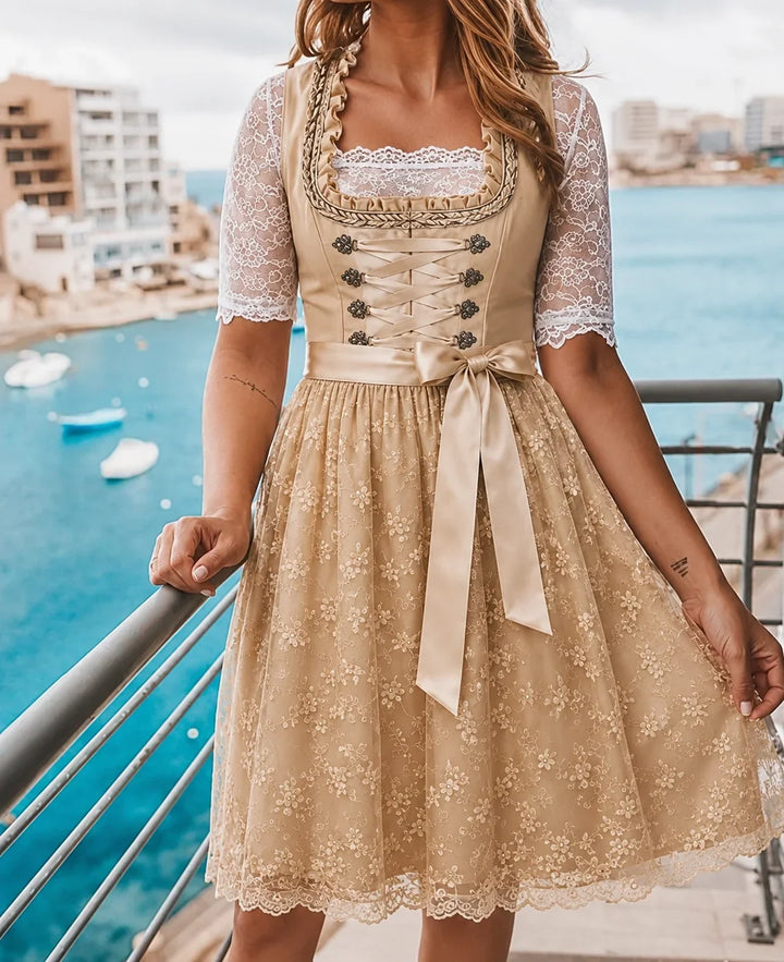 Seitenansicht des knielangen Dirndls mit Schnürmieder und Bluse