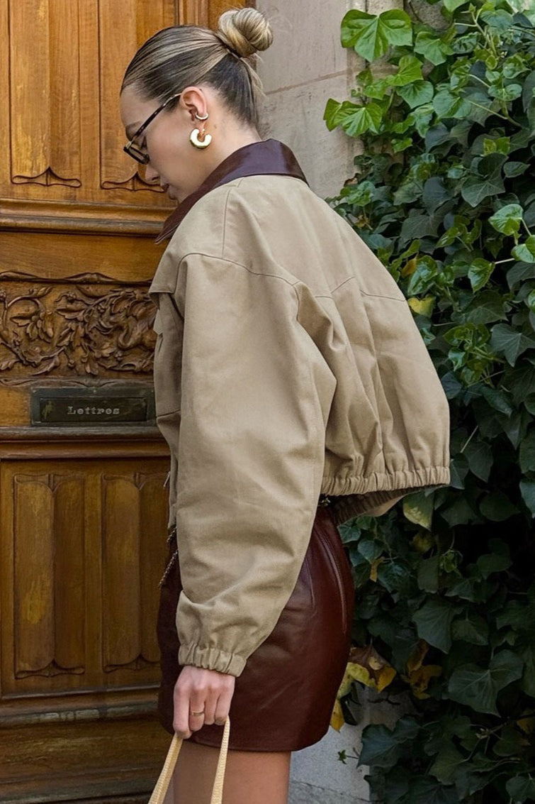 Damenjacke mit Kontrastdetails und lockerer Passform in Rückansicht