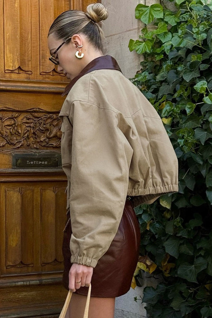 Damenjacke mit Kontrastdetails und lockerer Passform in Rückansicht